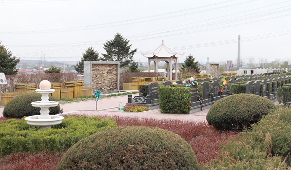 中元節(jié)在墓地祭拜 中元節(jié)在墓地祭拜