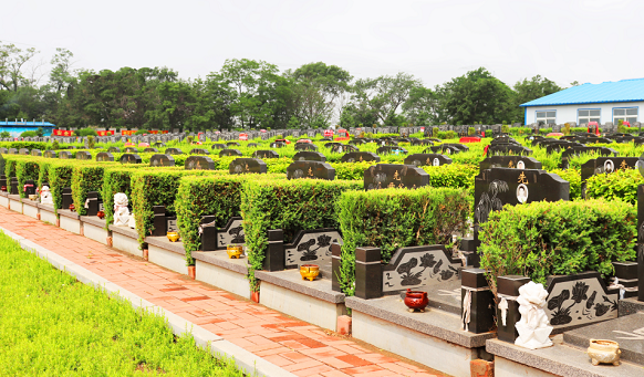 中元節(jié)在墓地祭拜 中元節(jié)在墓地祭拜