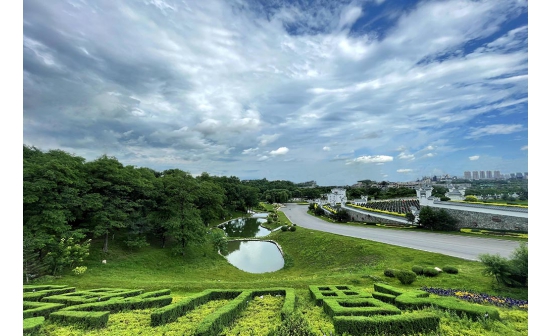 神秘墓穴內(nèi)石棺上赫然刻著四個(gè)大字