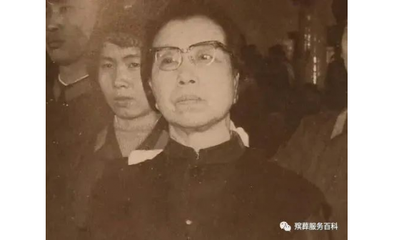 江青：死后11年才下葬，墓碑這樣寫的！